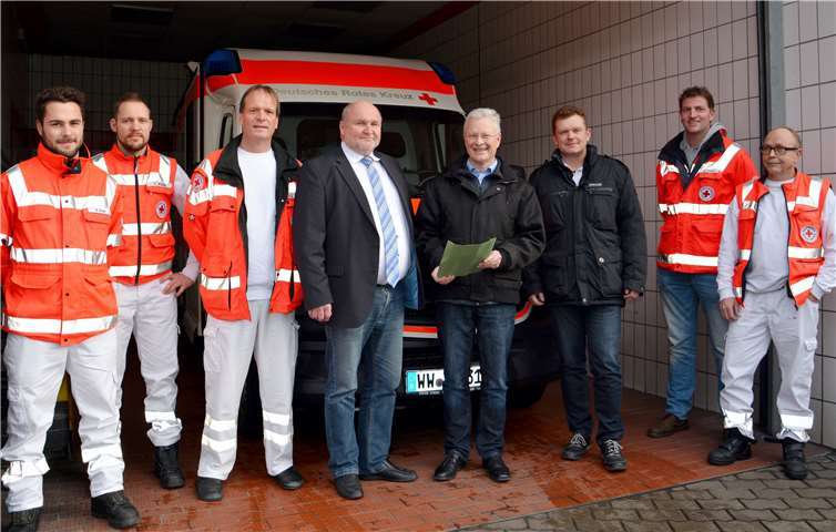 Zufriedene Gesichter bei den DRK-Rettungskräften in Nassau. DRK-Geschäftsführer Hubertus Sauer und Landrat Frank Puchtler: Dem Bau einer neuen Rettungswache in Nassau steht nichts mehr im Wege. Rindsfüßer, Uwe