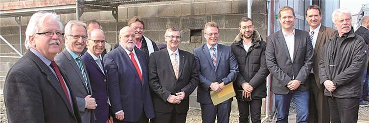 Zufriedene Gesichter bei den Ehrengästen im Anschluss an die Grundsteinlegung der neuen Lagerhalle durch Schirmherr Landrat Dr. Alexander Saftig.RMW