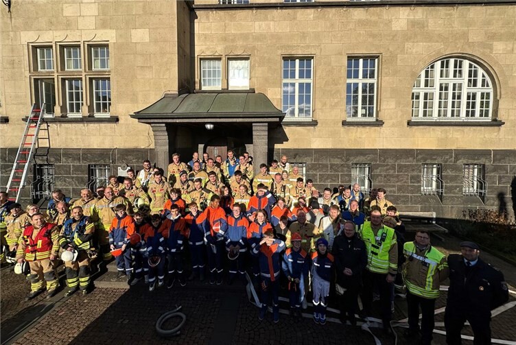 Zufriedene Gesichter bei den Einsatzkräften der Freiwilligen Feuerwehren nach der Abschlussübung am und im Rathaus der VG Mendig. Fotos: Stefan Pauly/VG-Verwaltung Mendig