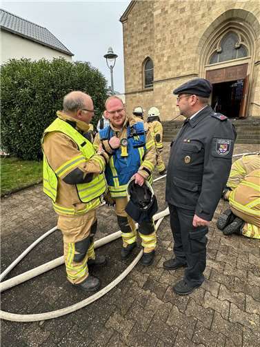 Zufriedene Gesichter bei den Feuerwehrverantworlichen nach der Übung (v.l.): Hermann-Peter Heuft, stellvertretender Wehrleiter VG Mendig, Christopher Wittig, Wehrführer Freiwillige Feuerwehr Mendig, und Rolf Daub, Wehrführer Freiwillige Feuerwehr Bell.