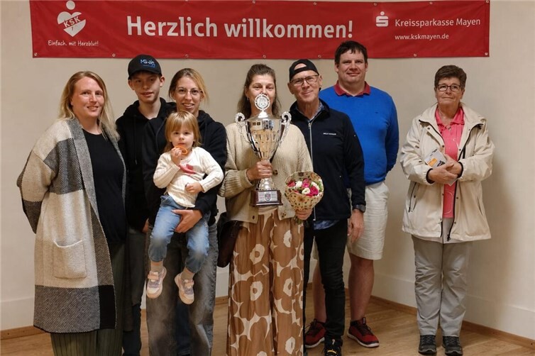 Zufriedene Gesichter bei den zielsicheren Bürgerinnen und Bürgern, die die 1. Bürgerkönigin Tanja Beier „einrahmen“.