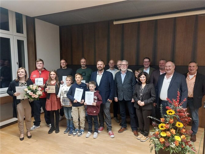 Zufriedene Gesichter bei der Bendorfer Sportlerehrung im Rathaus.  Foto: Stadt Bendorf