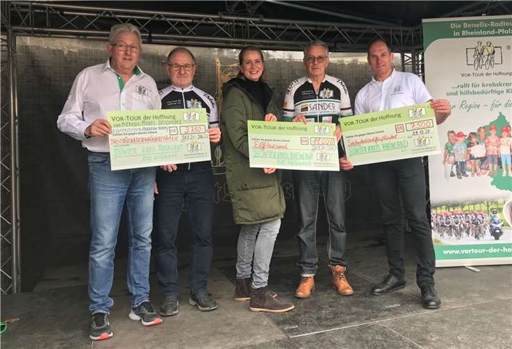 Zufriedene Gesichter bei der Spendenübergabe in Bad Neuenahr.  Foto: privat