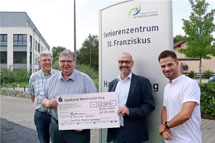 Zufriedene Gesichter bei der Spendenübergabe in Selters: von links Dr. Wolfgang Renz, Sekretär des Lions Club Montabaur Hachenburg, Hanno Steindorf, 1. Vorsitzender des Fördervereins des Seniorenzentrums, Johannes Rattay, Präsident des Lions Club Montabaur Hachenburg und Deniz Cevik, Einrichtungsleiter Seniorenzentrum St. Franziskus Selters.  Foto: privat
