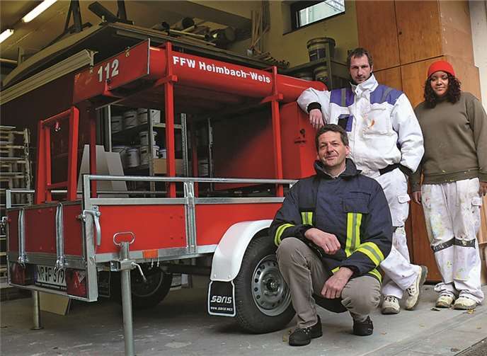 Zufriedene Gesichter bei der Übergabe des Transportwagens an die Feuerwehr Heimbach-Weis. Josef Jungbluth