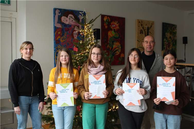 Zufriedene Gesichter beim Vorlesewettbewerb: Die pädagogische Koordinatorin Julia Mohr neben Siegerin Katharina Steinhäuser (re. im Hintergrund Schulleiter Dieter Kugler). Quelle: Reaschule plus und FOS Untermosel