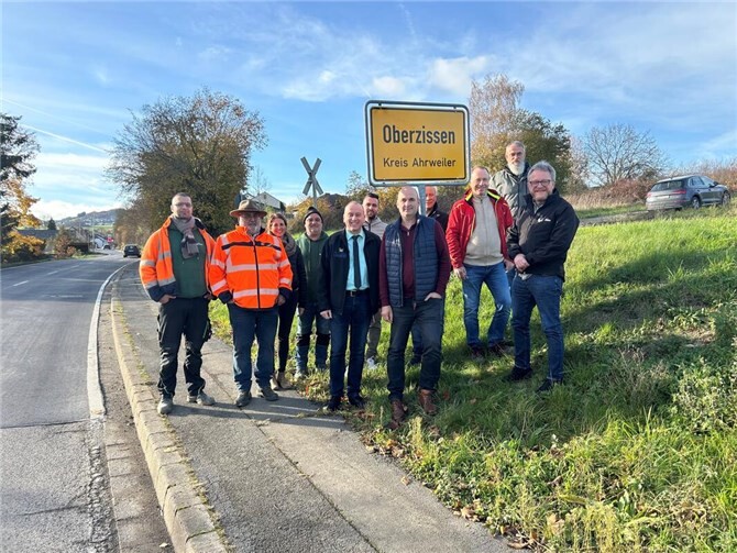 Zufriedene Gesichter beim gemeinsamen Ortstermin in Oberzissen: Vertreter der Verbandsgemeinde Brohltal, der Ortsgemeinde Oberzissen, des Landesbetrieb Mobilität, des Ingenieurbüros Hartwig und der ausführenden Firma L. Elenz freuen sich über die frühzeitige Freigabe der L 111 – rund sechs Wochen vor dem ursprünglich geplanten Termin.  Foto: Peter Engels