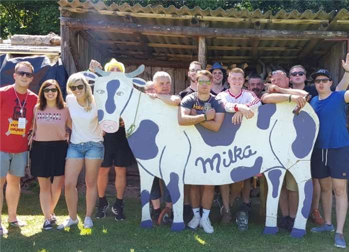 Zufriedene Gesichter der Eifeler TeilnehmerInnen beim „Kuh melken“ während der Dorf-Rallye, die für die Eifel mit einem sensationellen 2. Platz endete!