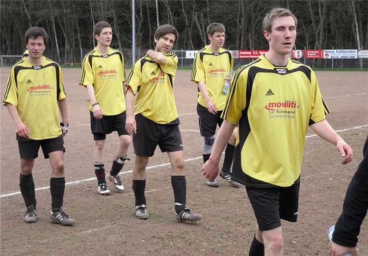 Zufriedene Gesichter nach dem 1:0 Heimsieg der SG Ellingen II gegen Ransbach. Von rechts: Julian Wessel, Dominik Breithausen, Jens Breithausen, Stefan Marth, Maik Neitzert. Privat