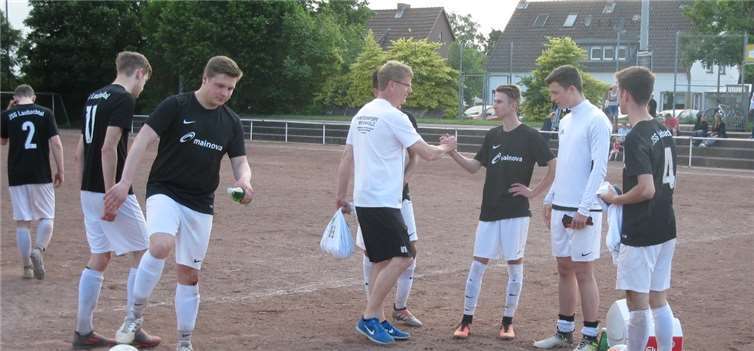 Zufriedene Gesichter nach dem Spiel bei der A-Jugend der JSG Laubachtal. Foto: Verein