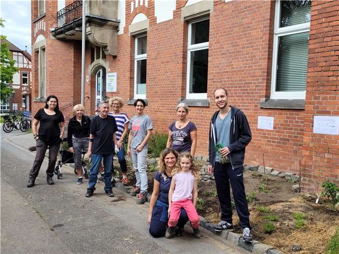 Zufriedene Gesichter nach der Pflanzaktion für den „Duft- und Naschgarten“. Fotos: Stadt Bendorf