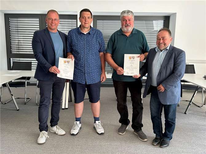 Zufriedene Gesichter nach der Verbandsversammlung des Forstzweckverbands Vordereifel-Mendig (von links): Jörg Lempertz, Bürgermeister VG Mendig, Mario Heinrichs, Vorsteher Forstzweckverband Vordereifel-Mendig, Achim Grün, stellvertretender Vorsteher Forstzweckverband Vordereifel-Mendig, und Alfred Schomisch, Bürgermeister VG Vordereifel.  Foto: Stefan Pauly/VG-Verwaltung Mendig