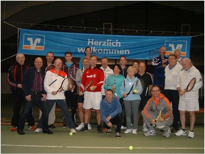 Zufriedene Gesichter nach getaner Arbeit: Das Hallenturnier des TC Grafschaft erfreut sich seit Jahren großer Beliebtheit. privat