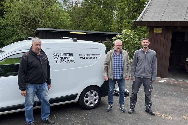 Zufriedene Gesichter nach getaner Arbeit für den Ort. v.l. Siegfried Schmahl, Hans-Willi Jungbluth und Alexander Schmahl.