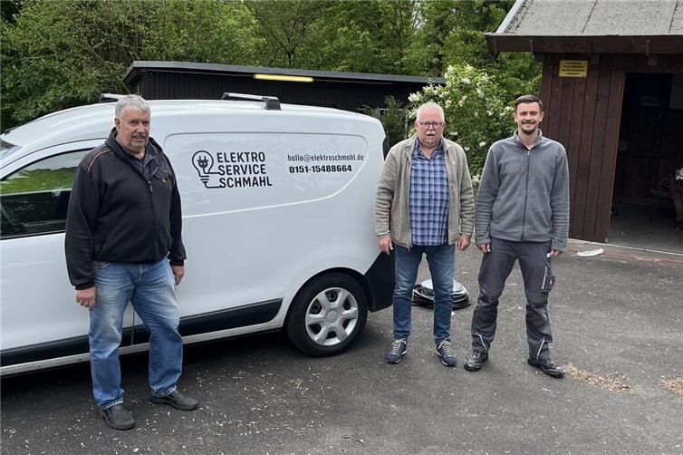 Zufriedene Gesichter nach getaner Arbeit für den Ort. v.l. Siegfried Schmahl, Hans-Willi Jungbluth und Alexander Schmahl.