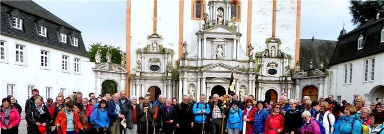 Zufriedene Gesichter prägten die Stimmung bei den über 200 Fußpilgern der SMB Mayen vor der Abtei St. Matthias in Trier.Fotos: PRESS