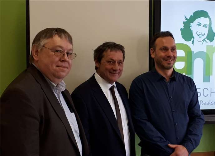 Zufriedene Gesichter (von links): Schulleiter Ernst-G. Carstensen, Landrat Achim Schwickert und Thomas Urmann von Urmann Lernmittel.