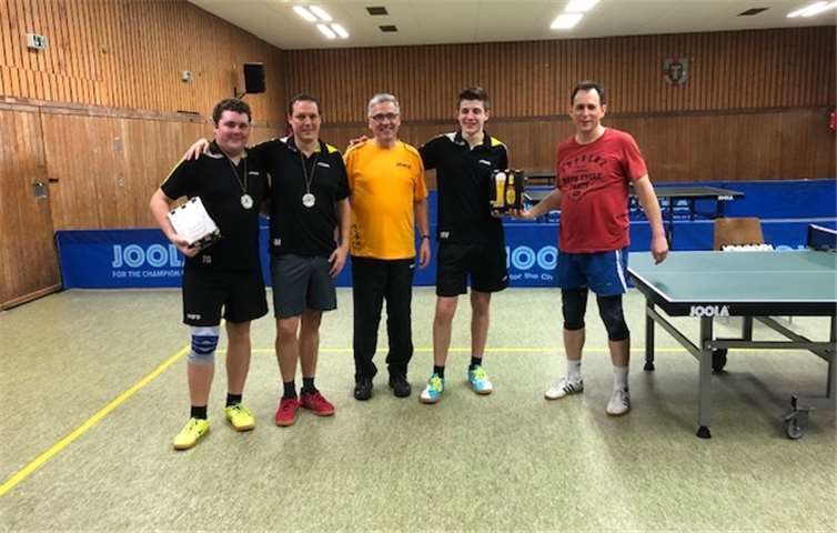 Zufriedene Gesichter (von links): die Sieger Tobias Gödert/Fabian Mentenich, Toni Esch und die Zweitplazierten Mario Vallendar/Bernd Henrichs.Foto: privat