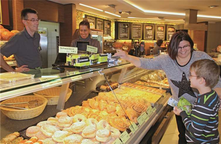 Zufriedene Kunden in der Bäckerei Geisen in Neuwied.