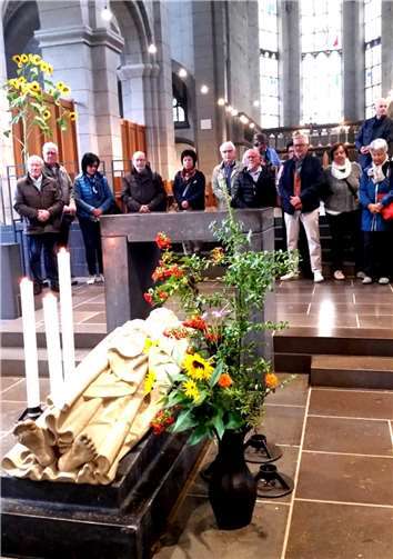 Zufriedene Mienen am Pilgerziel St. Matthias.  Fotos: Dieter Preß