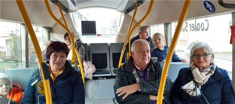 Zufriedene Mienen auf der Kennenlernfahrt: MDL Guido Ernst und die Vorsitzende der Senioren-Union, Ingeborg Bernards, genießen den Komfort im RegioBus.