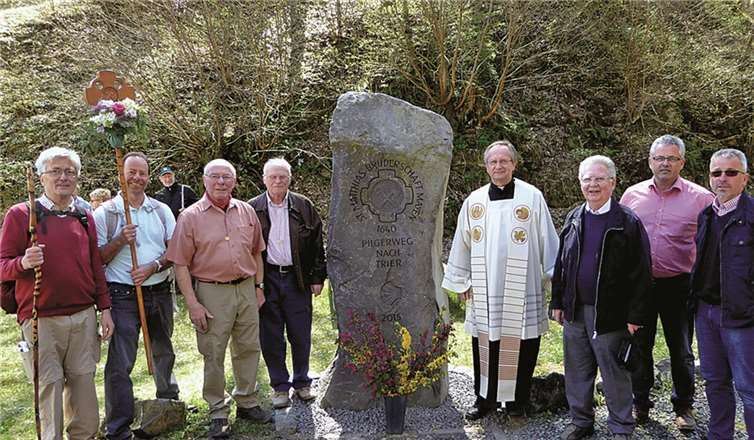 Zufriedene Mienen bei Matthiasfreunden, der Geistlichkeit und Kommunalpolitikern und einer großen Pilgerschar bildeten einen würdigen Rahmen bei der Einsegnung des SMB-Pilgersteines in Maria Martental. PRESS