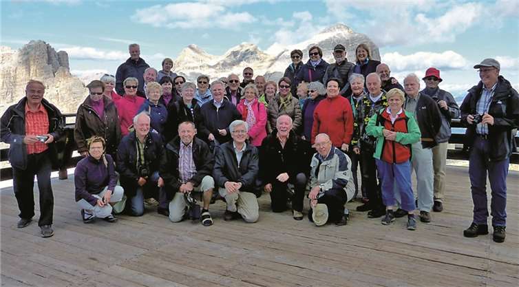 Zufriedene Mienen kennzeichnen die Matthiaspilger auf ihrem Pilgerreise- „Höhepunkt“ Lagazuoi auf weit über 3.000 Meter. PRESS
