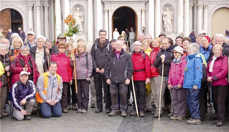 Zufriedene Pilgermienen signalisieren vor der Matthias-Abtei einen erfolgreichen Weg nach Innen.PRESS
