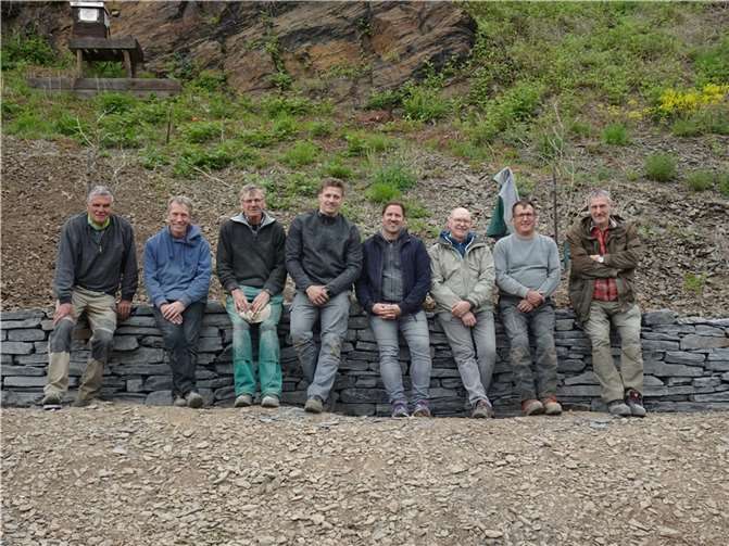 Zufriedene Razejunge an ihrer neuen Trockenmauer. Foto: privat