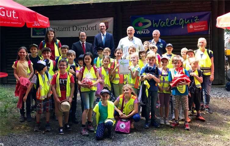 Zufriedene Schüler der Grundschule Vettelschoß nach Waldquiz.privat