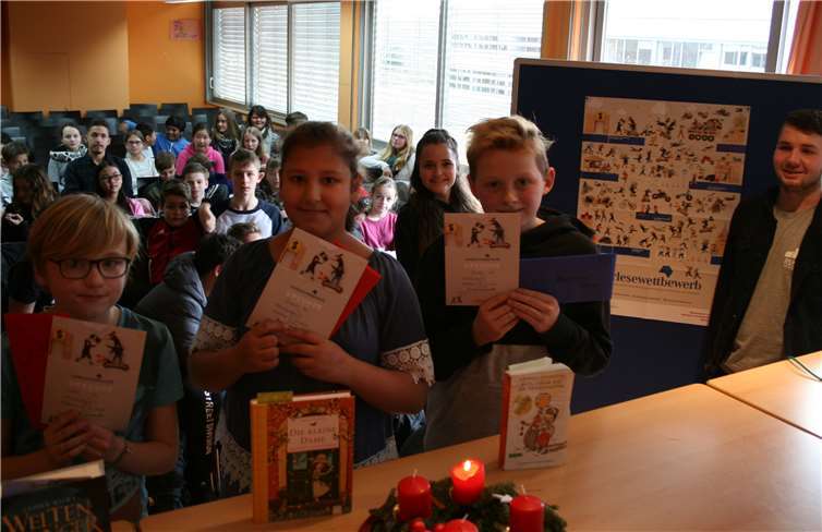 Zufriedene Teilnehmer beim Vorlesewettbewerb (v. l.): Collin Pfau, Simona Isenovic und Jason Fröhlich.  privat