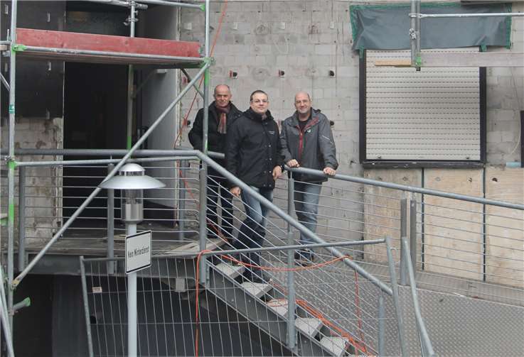 Zug um Zug wird die Fassade der Stadthalle in Montabaur saniert. Am Projekt arbeiten mit (von links): City-Manager Josef Schüller, Sascha Schmidt von der Verbandsgemeinde Montabaur und der Architekt Konstantin Hartenstein.Quelle: Verbandsgemeinde Montabaur