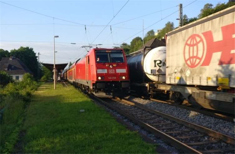 Zugbegegnung im Bahnhof Oberwinter. Fotos: privat