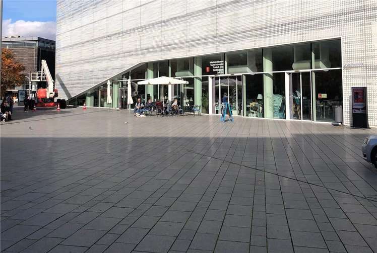 Zugepflasterter Platz vor dem Forum Mittelrhein Koblenz. Fotos: Studierende HfGG
