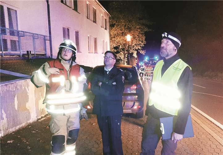 Zugführer Thorsten Leich (v. l.), Wehrleiter Stephan Schüller und Brandschutzbeauftragter Peter Ippendorf verfolgen die Übung.