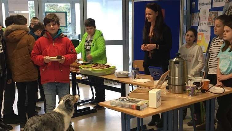 Zugunsten des Tierheims organisierten die Schulhund-AG einen Kuchenverkauf, bei dem ein Erlös von 85 Euro zusammenkam.