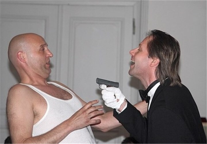 Zugunsten von „Fly & Help“ kann man Eintrittskarten bei röhrig ersteigern, zum Beispiel für das Krimi-Dinner auf Schloss Engers.privat