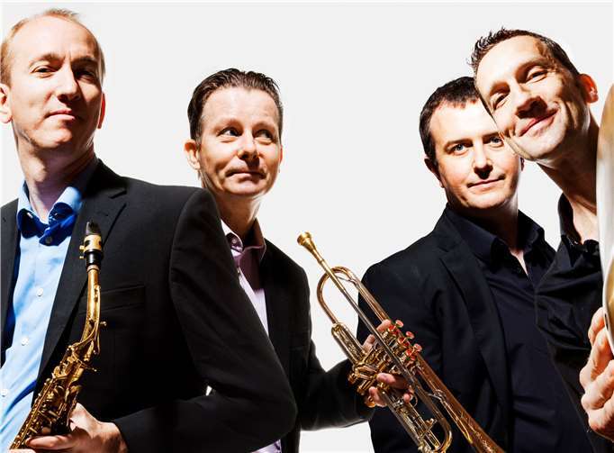 Zugunsten von „Fly & Help“ von Reiner Meutsch kann man bei röhrig Eintrittskarten für das Konzert-Highlight „Echoes of Swing“ auf Burg Namedy am 18. Februar ersteigern.privat