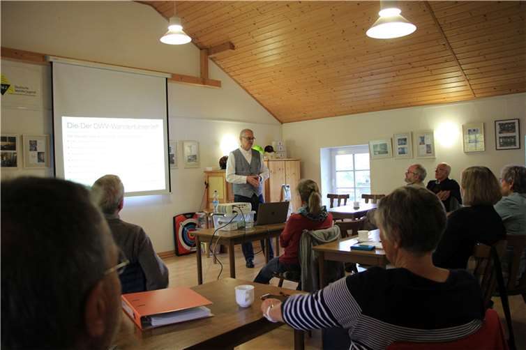 Zuhören, austauschen, Neues erfahren.Foto: Claudia Kleinfeld/Eifelverein Rheinbach