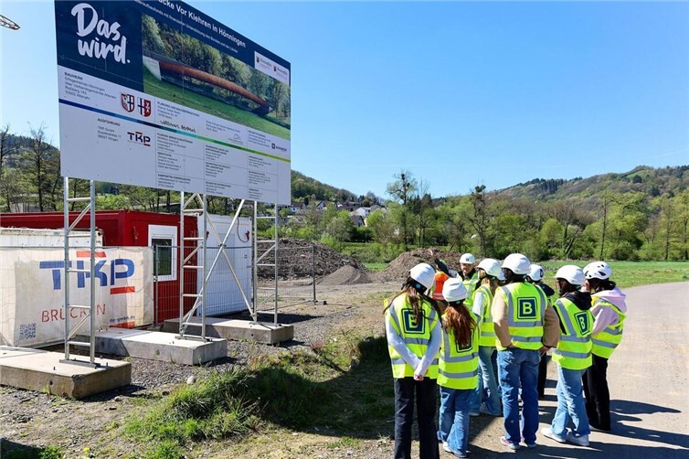 Zukunft im Blick: Schülerinnen informierten sich auf der Baustelle der Brücke „Vor Kiehren“ in Hönningen über den modernen Wiederaufbau im Ahrtal.