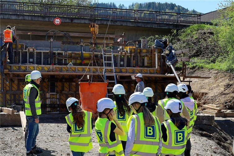 Zukunft im Blick: Schülerinnen informierten sich auf der Baustelle der Brücke „Vor Kiehren“ in Hönningen über den modernen Wiederaufbau im Ahrtal.