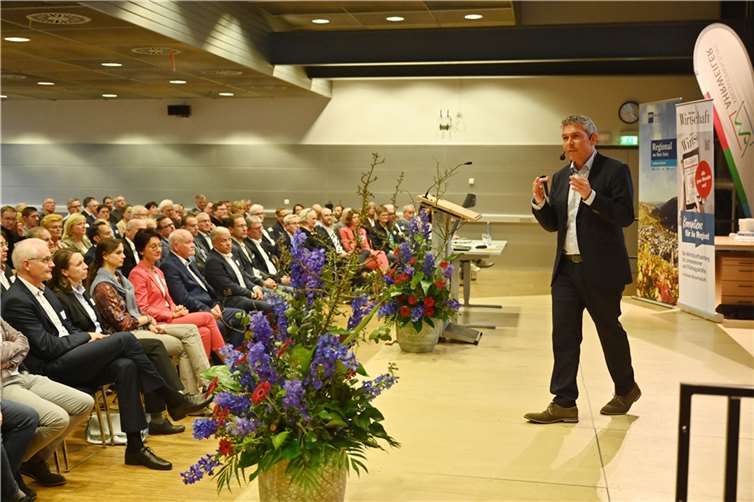 Zukunftsforscher Tim Cortinovis beim Vortrag im Audimax des RheinAhrCampus‘.  Foto: Vollrath / Kreisverwaltung Ahrweiler