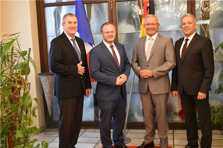 Zukunftsorientierte Gespräche führten (v.l.n.r.) HwK-Hautgeschäftsführer Alexander Baden, Oberbürgermeister der Stadt Neuwied, Jan Einig, Landrat des Kreises Neuwied, Achim Hallerbach und HwK-Präsident Kurt Krautscheid.Kreisverwaltung