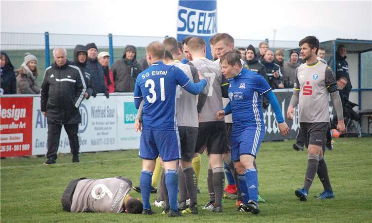 Zuletzt standen sich die SG Elztal (blaue Trikots) und der FC Metternich im April in Gering gegenüber. Dabei waren die Spieler selten einer Meinung. Fotos: SK