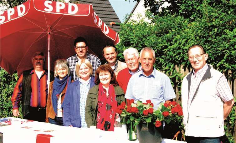 Zum 1. Mai hatte der SPD-Ortsverein wieder auf den Marktplatz von Dattenberg geladen, wo neben Informationen zur Kommunal- und Europawahl auch rote Rosen vom SPD-Ortsvereinsvorsitzenden Joachim Drumm an interessierte Bürger überreicht wurden. privat