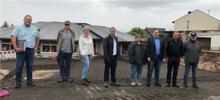 Zum 1. Spatenstich trafen sich v.l.:Thomas Leyendecker, Paul Delfs, Cornelia Himpfen-Harbott, Rainer Stolz, Kornelia Kehr-Schmitz, Dr. Frank Gondert, Wolfgang Rumpf und Richard Keip..Foto: Vg Bad Breisig