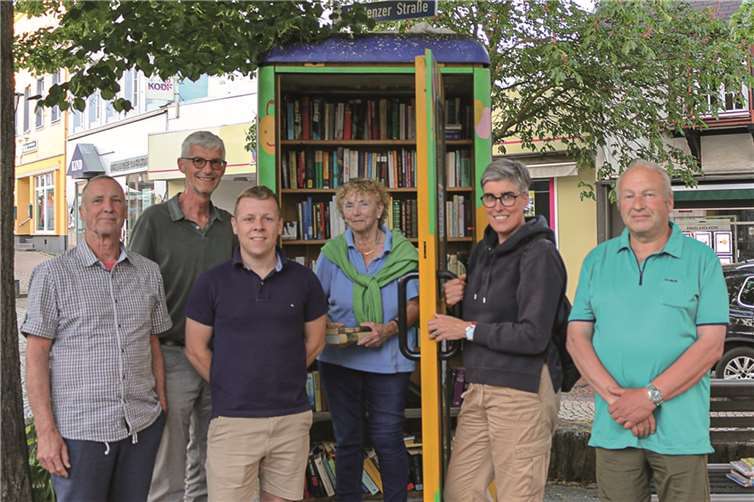 Zum 10-jährigen Bestehen dankte der Vorstand der FREIE WÄHLER Sinzig der Bücherschrankpatin Waltraud Kettler (3.v.re.) für ihr Engagement.  Foto: Ann-Katrin Färber