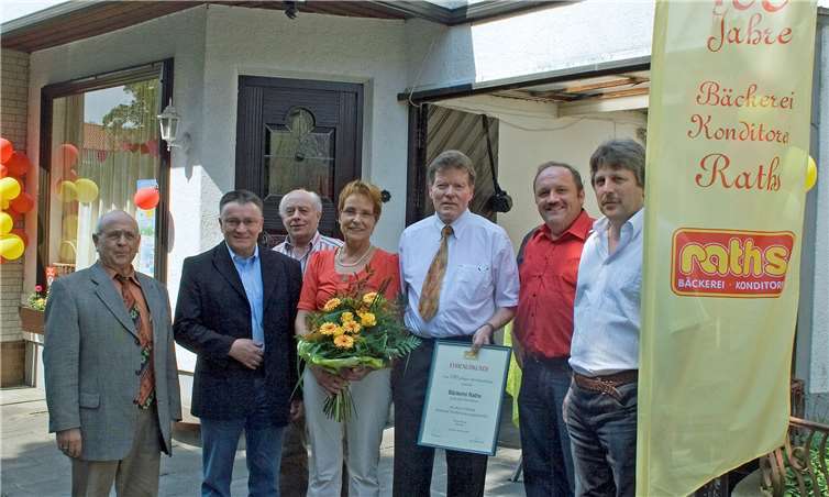 Zum 100. Geburtstag der Bäckerei Raths im Jahr 2009 nahmen Christa und Herbert Raths eine Ehrenurkunde, Blumen und ein Weinpräsent vom damaligen Kreishandwerksmeister Peter Gieraths, Hermann Hardt von der IKK Südwest Plus, Bäckerinnungsvorstandsmitglied Franz Weber, Innungsobermeister Rolf Genn und dessen Stellvertreter Gerd Weiler entgegen. JOST