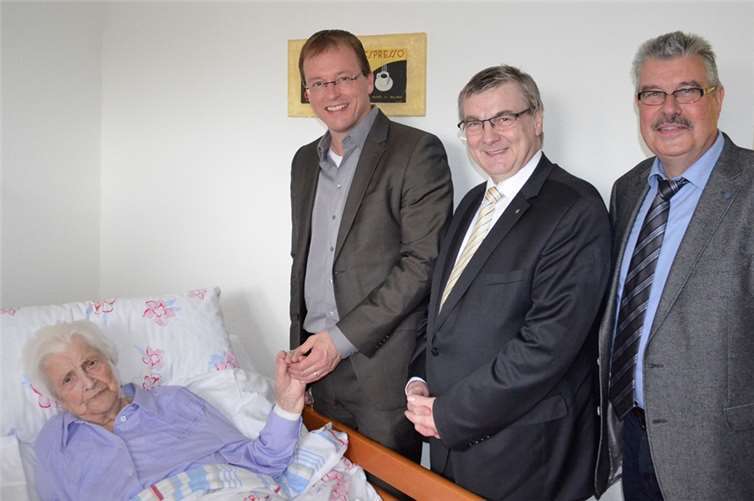 Zum 100. Geburtstag gratulierten Frau Christine Mintgen (v.l.n.r.) Verbandsbürgermeister Jörg Lempertz, Landrat Dr. Alexander Saftig und Stadtbürgermeister Hans-Peter Ammel.privat