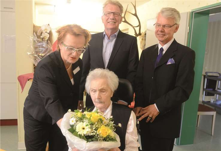 Zum 100. Geburtstag von Anneliese Schmidt gratulierten im Seniorenheim Haus Franziskus: Einrichtungsleiterin Eva-Marie Schwerber, Pastor Michael Schankweiler-Schell und Ortsvorsteher Norbert Matthias. AB
